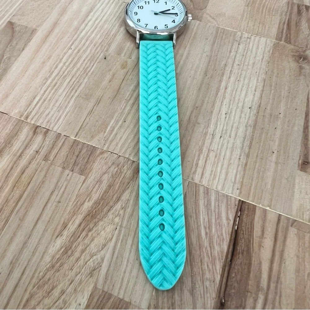Unbranded ladies stainless steel silicone strap fashion watch NEW BATTERY